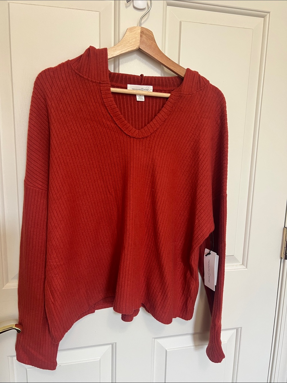 Treasure & Bond Ribbed V‑Neck Hooded Pullover in Rust Red